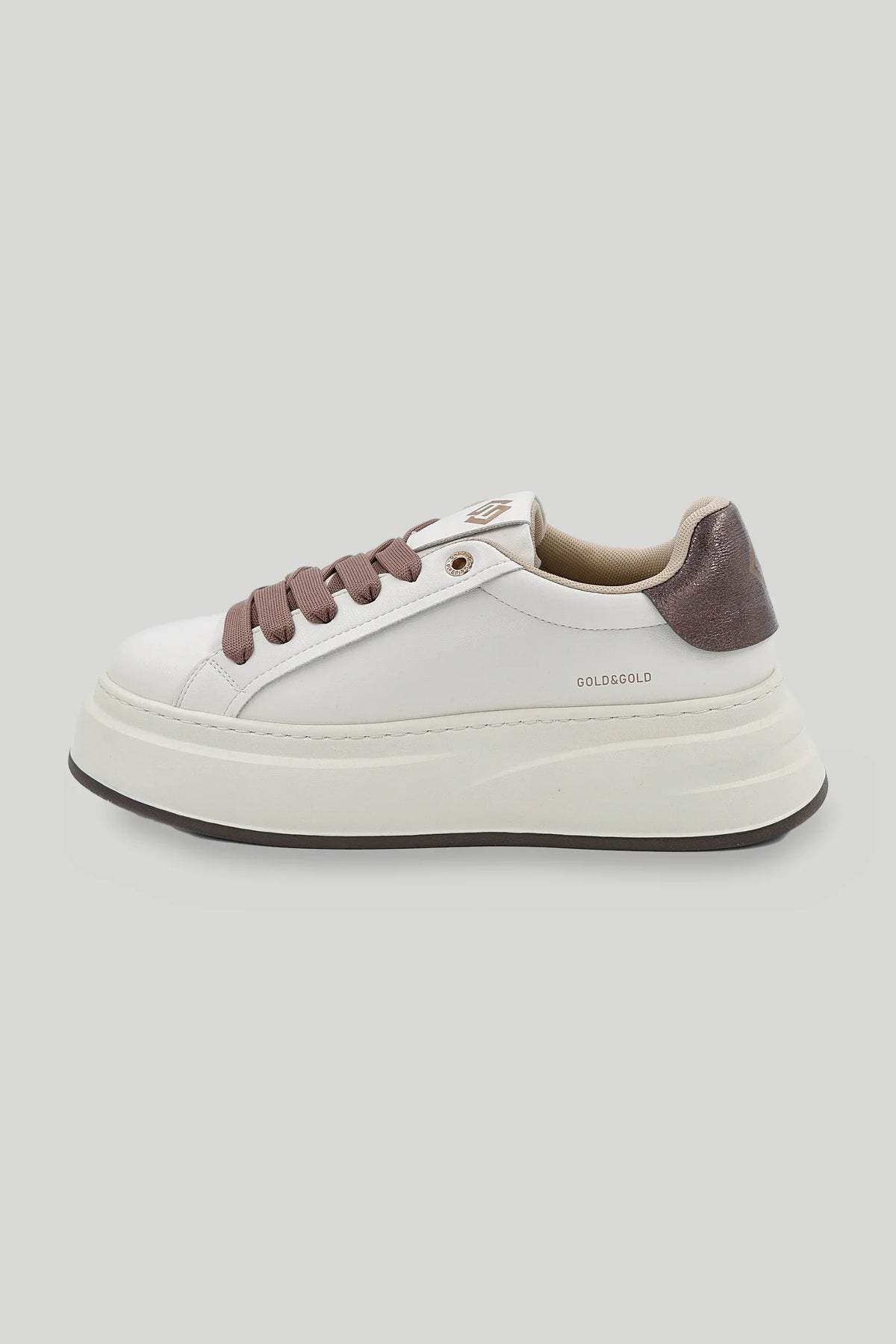 Дамски кожени сникърси на платформа с кафяви връзки и металик пета - бели