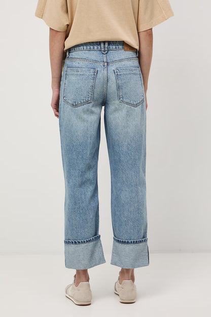 Дамски дънки от тип "Straight Fit" в измит син цвят с маншет