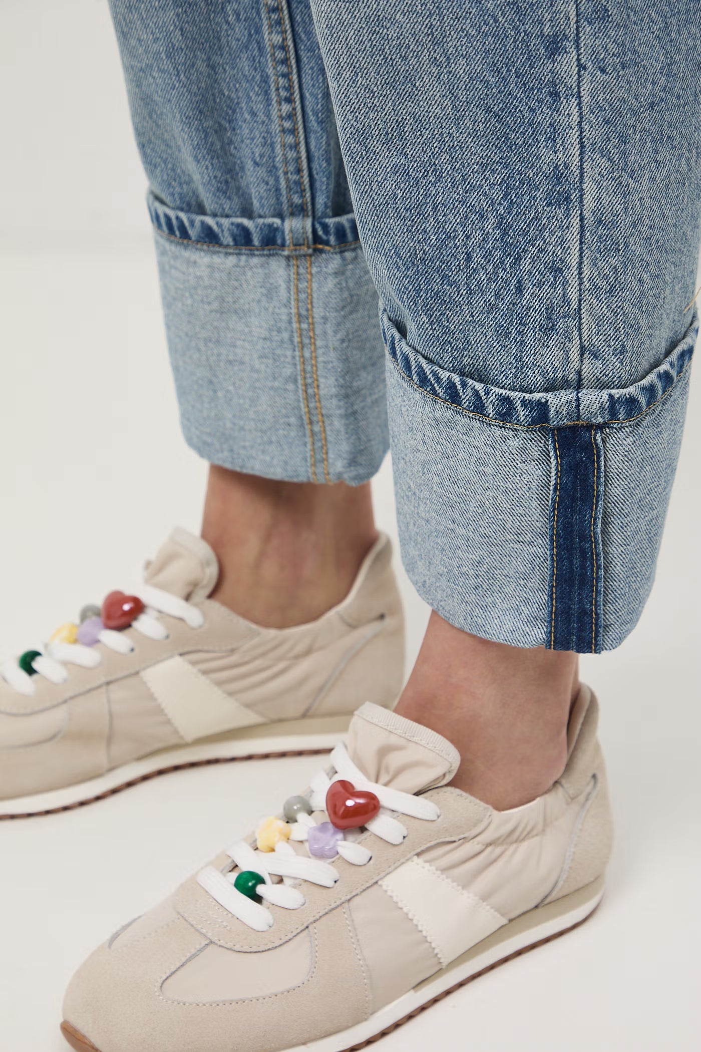 Дамски дънки от тип "Straight Fit" в измит син цвят с маншет