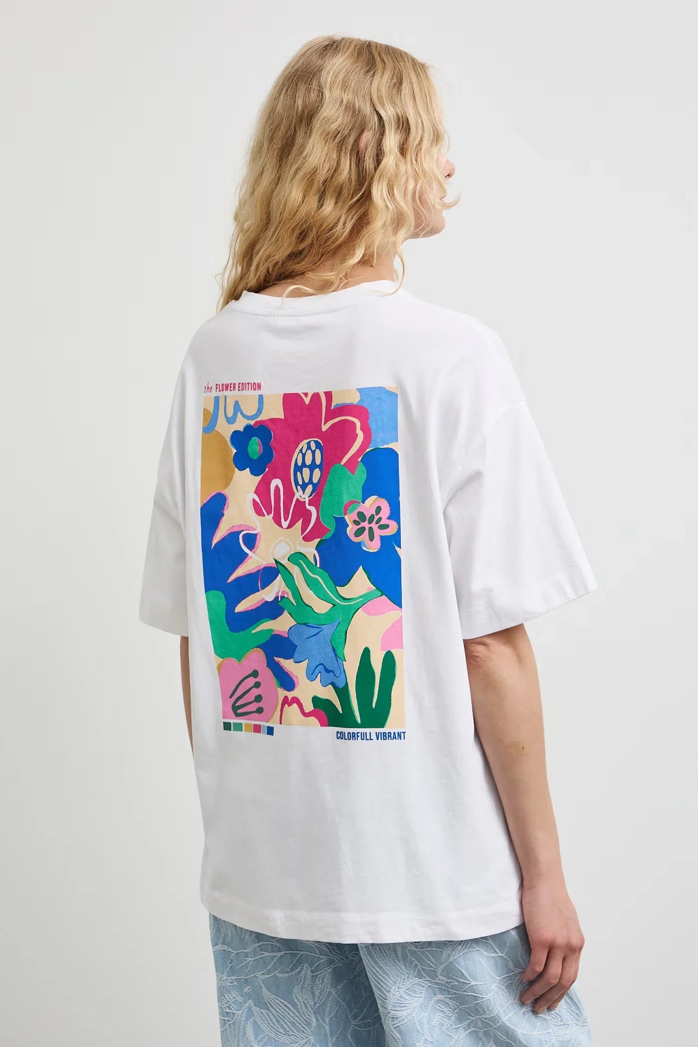 Бяла дамска овърсайз тениска с принт на гърба - снимка 1