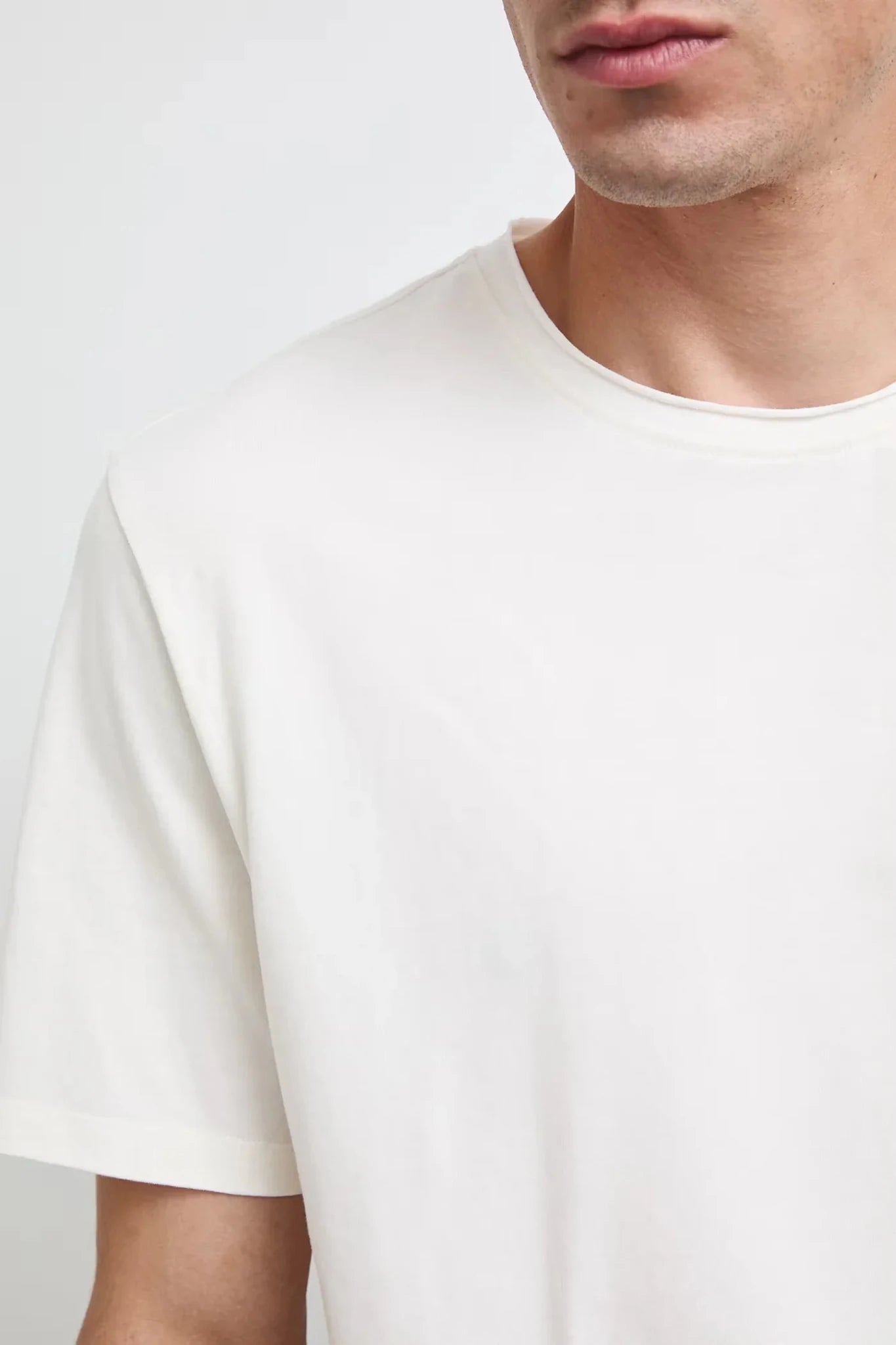 Бежова мъжка базова тениска от памук с еластан Medicine Roberto Fashion Store T-shirt RW26-TSM013-01X-M M