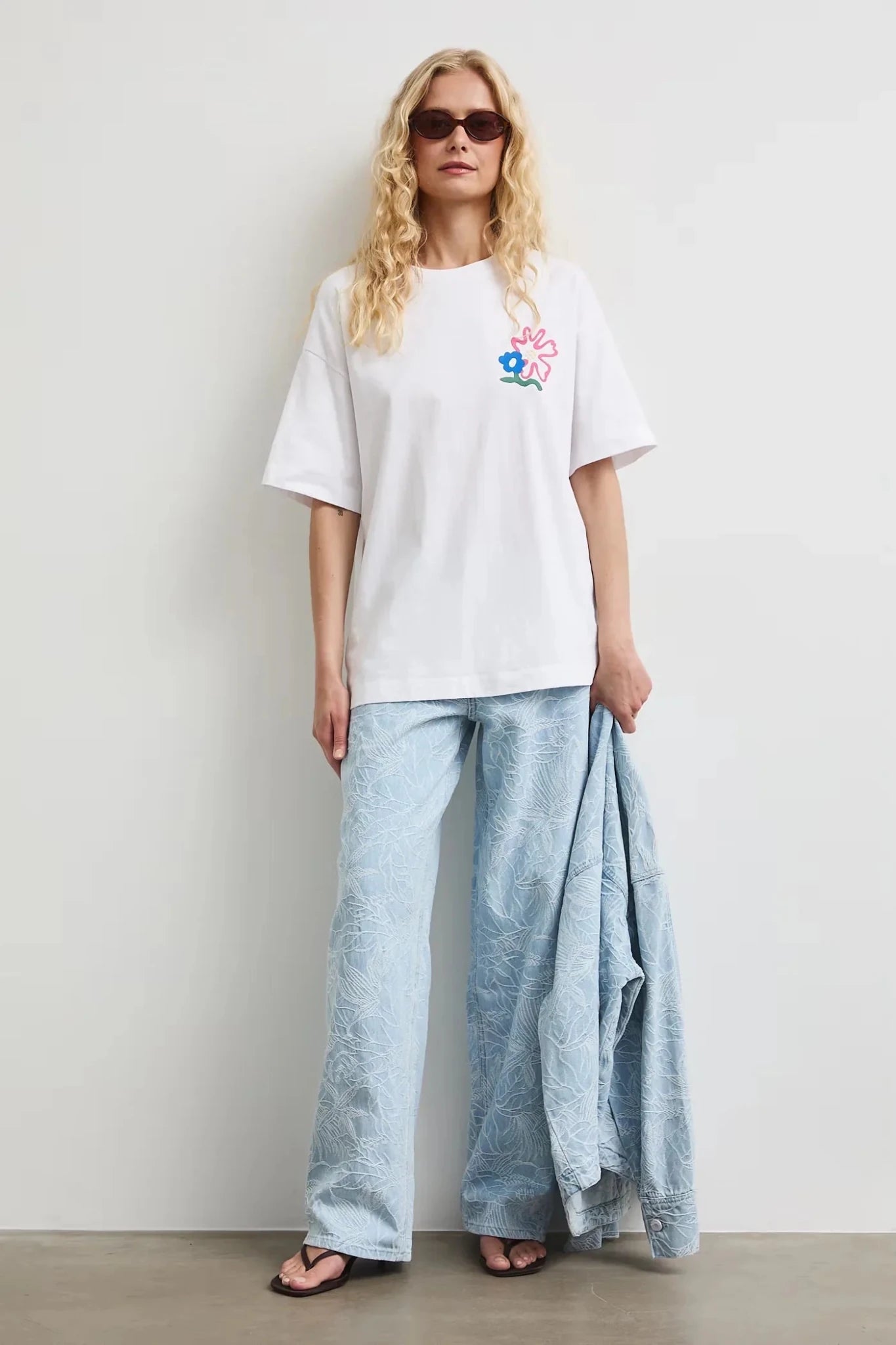 Бяла дамска овърсайз тениска с принт на гърба Medicine Roberto Fashion Store T-shirt RW26-TSD101-00X-XS XS