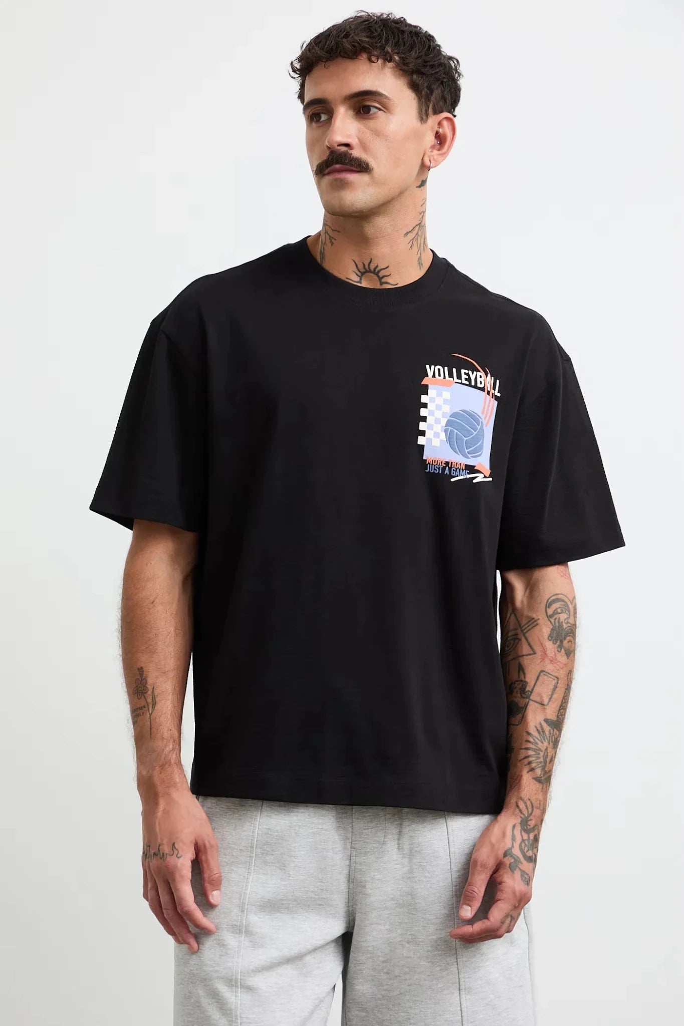Черна мъжка тениска с малък принт на гърдите Medicine Roberto Fashion Store T-shirt RW26-TSM119-99X-S S