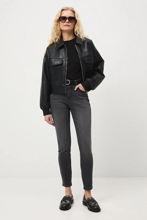 Дамски дънки тип "Slim Fit" в класическо черно с избелял ефект