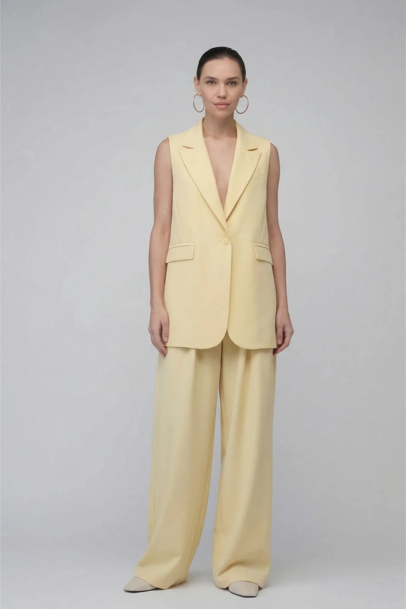 Дамски Комплект "Cyrene" в цвят банан за смела, модерна жена. Кройката без ръкави и широките панталони