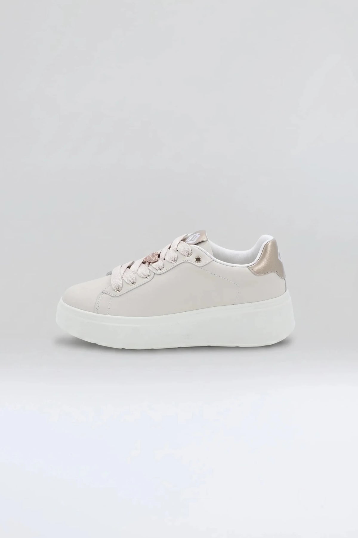 Дамски сникърси в бежово с декоративни блестящи сърца Gold&Gold Roberto Fashion Store Sneakers GNG2603GB1045BEI-36 36
