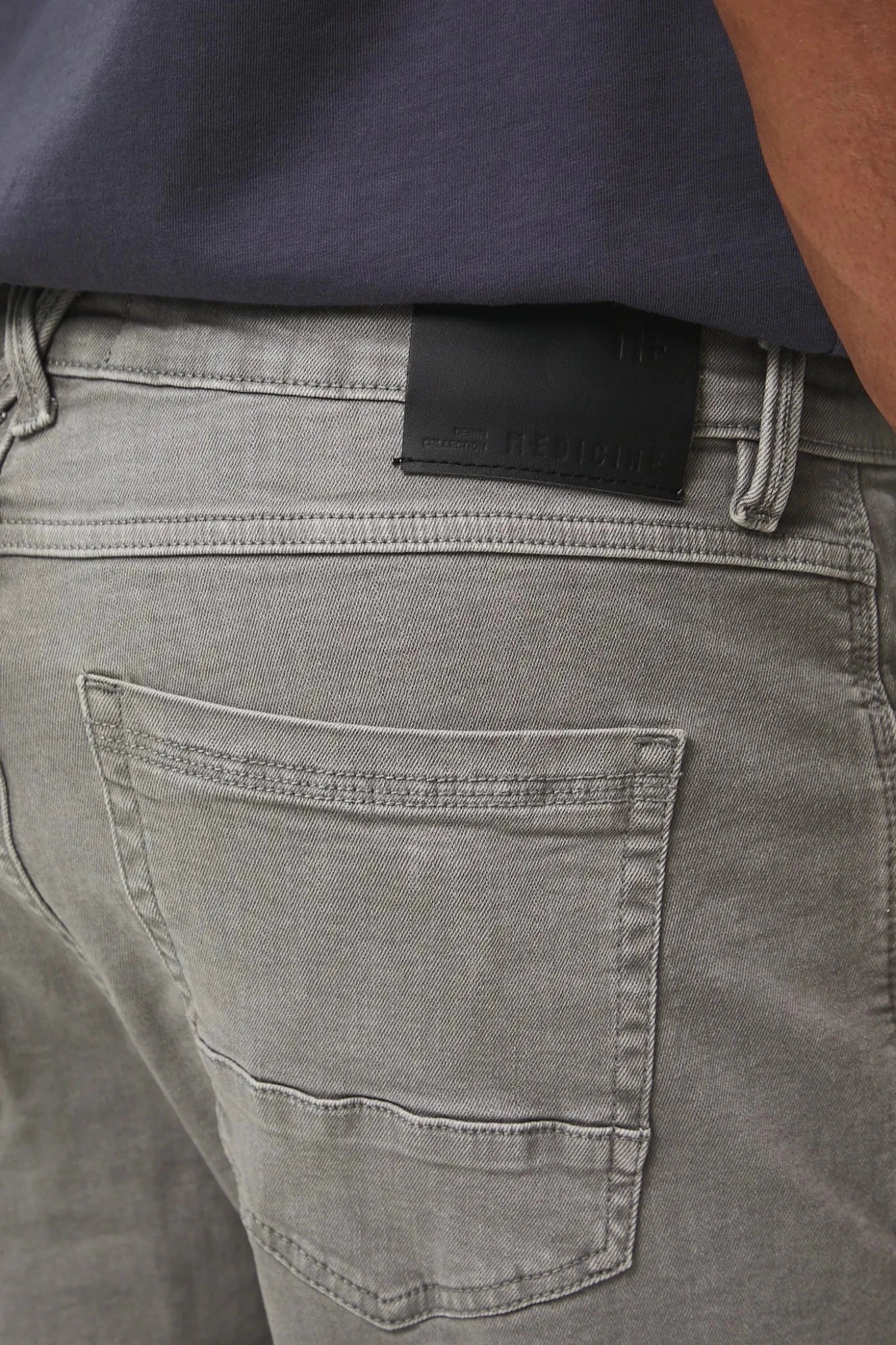 Мъжки дънки тип "Straight Fit" в светлосив цвят Medicine Roberto Fashion Store T-shirt RW25SJM201-90J-31 31